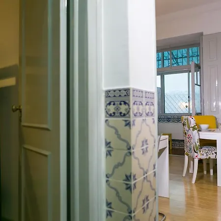 אכסניה So Far So Homely *
