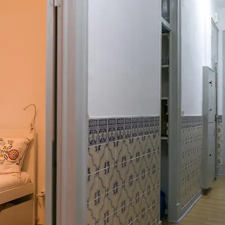 So Far So Homely ליסבון