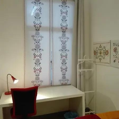 So Far So Homely ליסבון