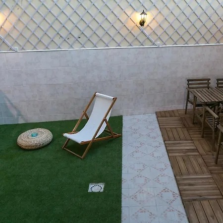 So Far So Homely אכסניה *