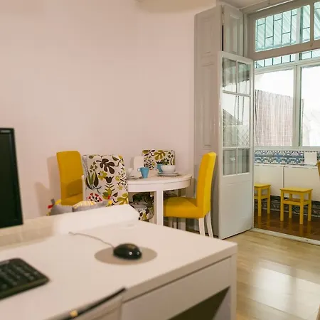 So Far So Homely ליסבון