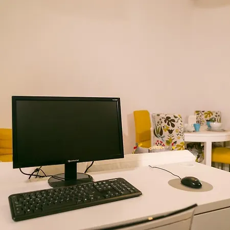 אכסניה So Far So Homely *
