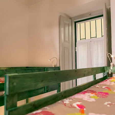So Far So Homely * ליסבון